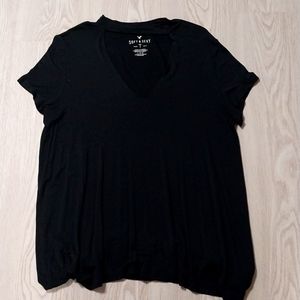 American Eagle soft & sexy t-shirt with scoup neck and collar. Size large